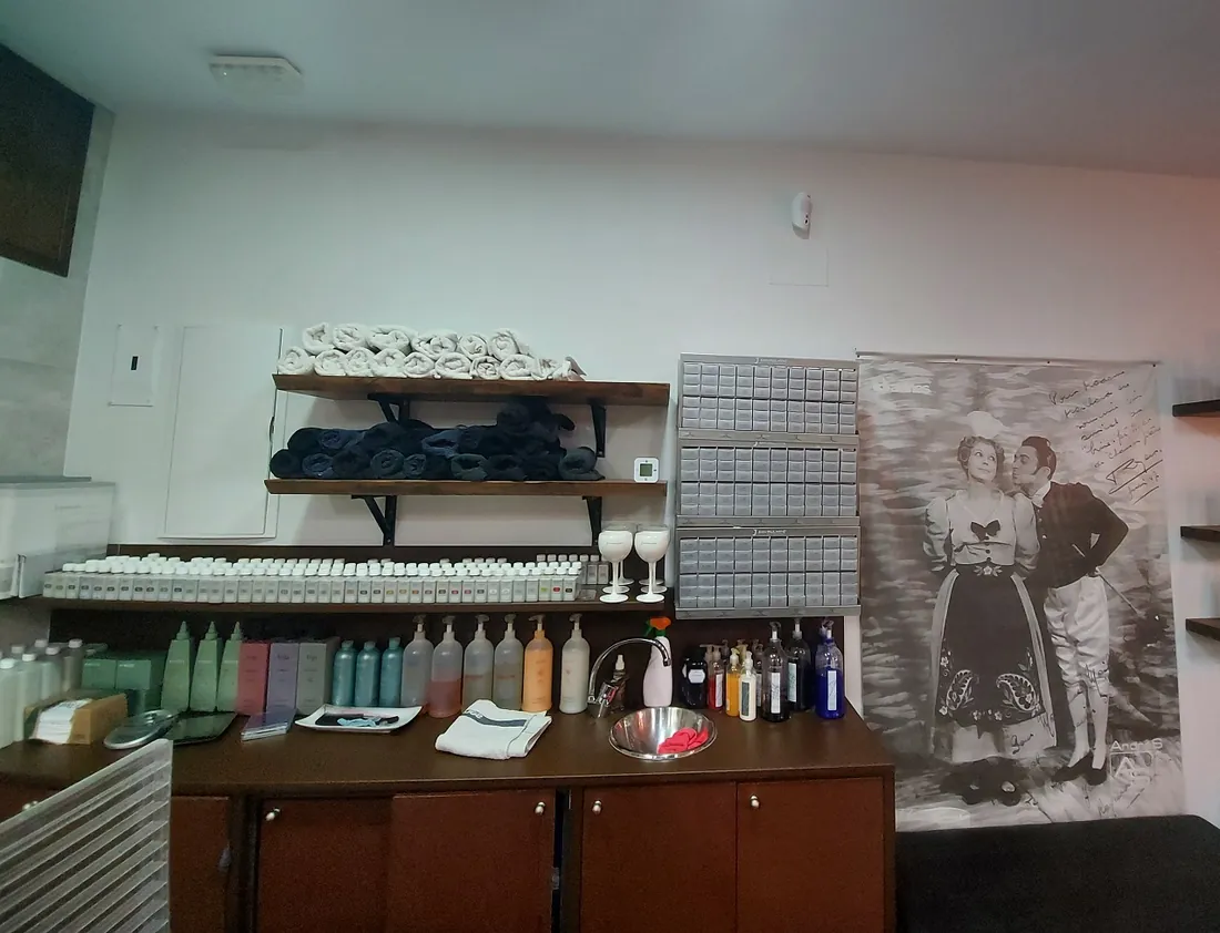Interior del salón Andrés Sereno Estilistas durante una sesión de estilismo