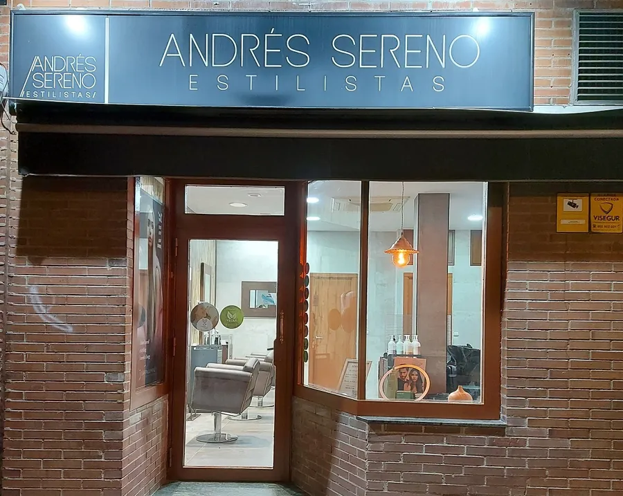 Manos del equipo aplicando color en el salón