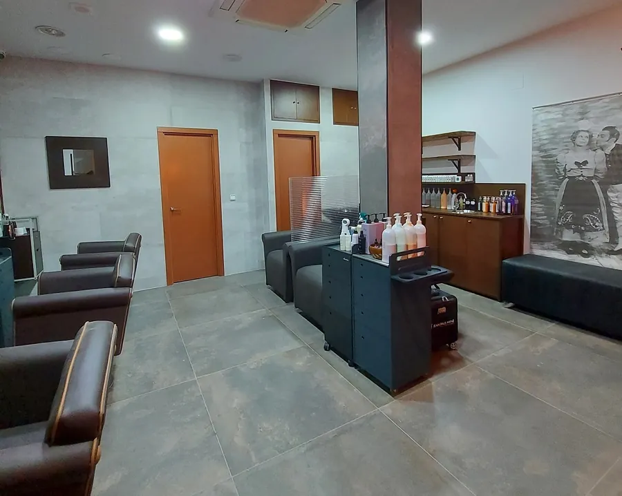 Estilista del salón trabajando un corte de pelo